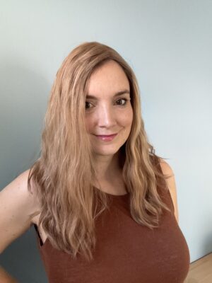 Le volumateur capillaire Anais est en cheveux naturels. C'est un blond doré illuminé de légères mèches blondes claires.