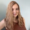 Le volumateur capillaire Anais est en cheveux naturels. C'est un blond doré illuminé de légères mèches blondes claires.