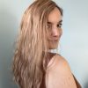 Le volumateur capillaire Anais est en cheveux naturels. C'est un blond doré illuminé de légères mèches blondes claires.