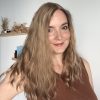 Le volumateur capillaire Anais est en cheveux naturels. C'est un blond doré illuminé de légères mèches blondes claires.