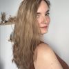 Le volumateur capillaire Anais est en cheveux naturels. C'est un blond doré illuminé de légères mèches blondes claires.