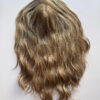 Le volumateur capillaire Anais est en cheveux naturels. C'est un blond doré illuminé de légères mèches blondes claires.