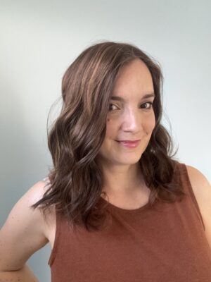 Volumateur capillaire Dakota en cheveux naturels brésilien châtain clair cendrés illuminés de légers reflets dorés. Idéal pour cheveux fins, alopécie androgénétique ou cheveux clairsemés.