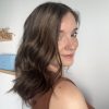 Volumateur capillaire Dakota en cheveux naturels brésilien châtain clair cendrés illuminés de légers reflets dorés. Idéal pour cheveux fins, alopécie androgénétique ou cheveux clairsemés.