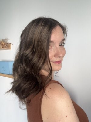 Volumateur capillaire Dakota en cheveux naturels brésilien châtain clair cendrés illuminés de légers reflets dorés. Idéal pour cheveux fins, alopécie androgénétique ou cheveux clairsemés.