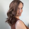Volumateur capillaire Dakota en cheveux naturels brésilien châtain clair cendrés illuminés de légers reflets dorés. Idéal pour cheveux fins, alopécie androgénétique ou cheveux clairsemés.