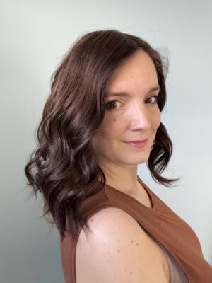 Volumateur capillaire chatain foncé aux légères mèches blondes, en cheveux naturels brésiliens. Solution chute de cheveux, perte de cheveux, cheveux fins ou clairsemés.