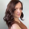 Volumateur capillaire chatain foncé aux légères mèches blondes, en cheveux naturels brésiliens. Solution chute de cheveux, perte de cheveux, cheveux fins ou clairsemés.