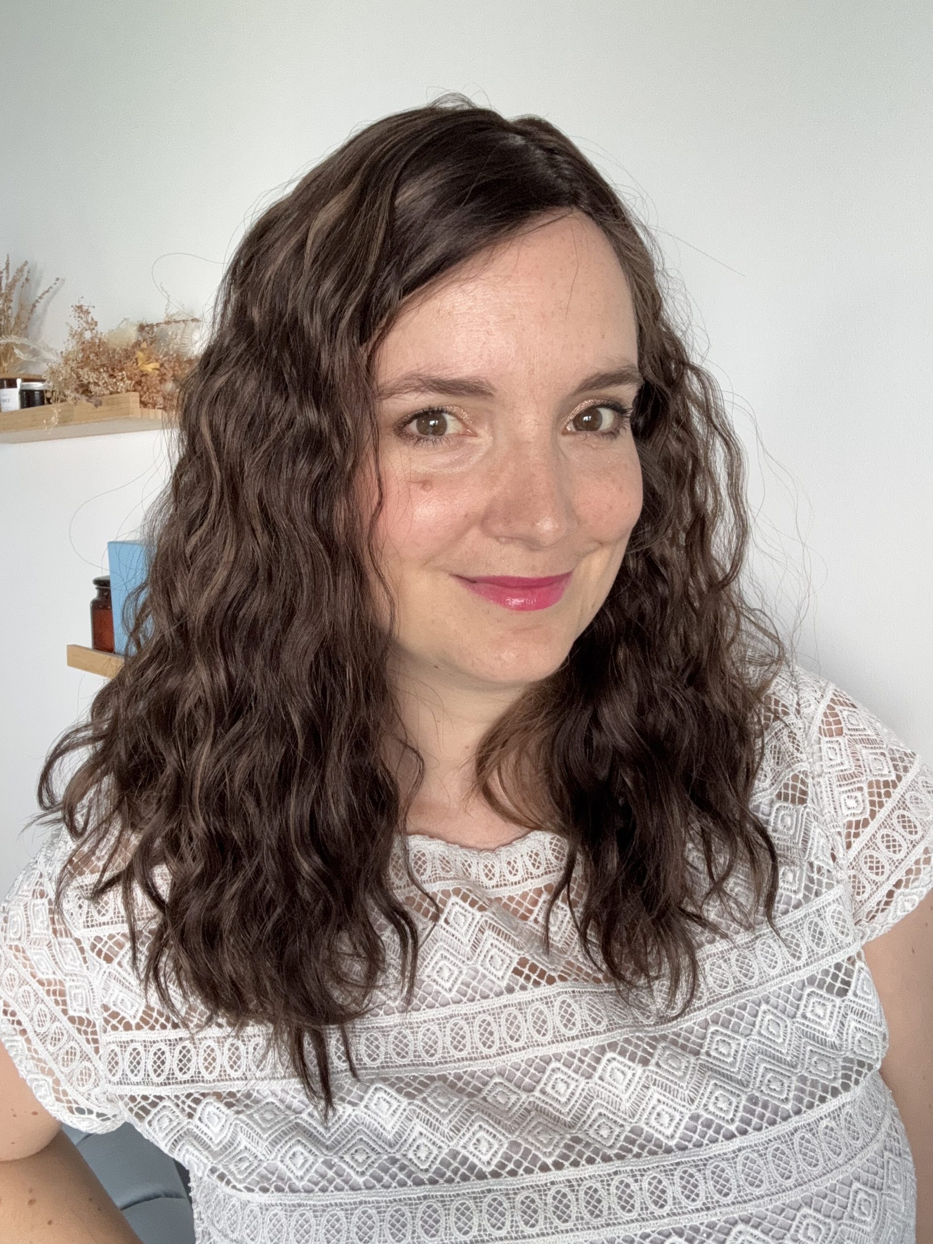 Topper castaño oscuro chocolate con ligeras mechas, en cabello natural brasileño. Solución caída de cabello, pérdida de cabello, cabello fino o escaso.