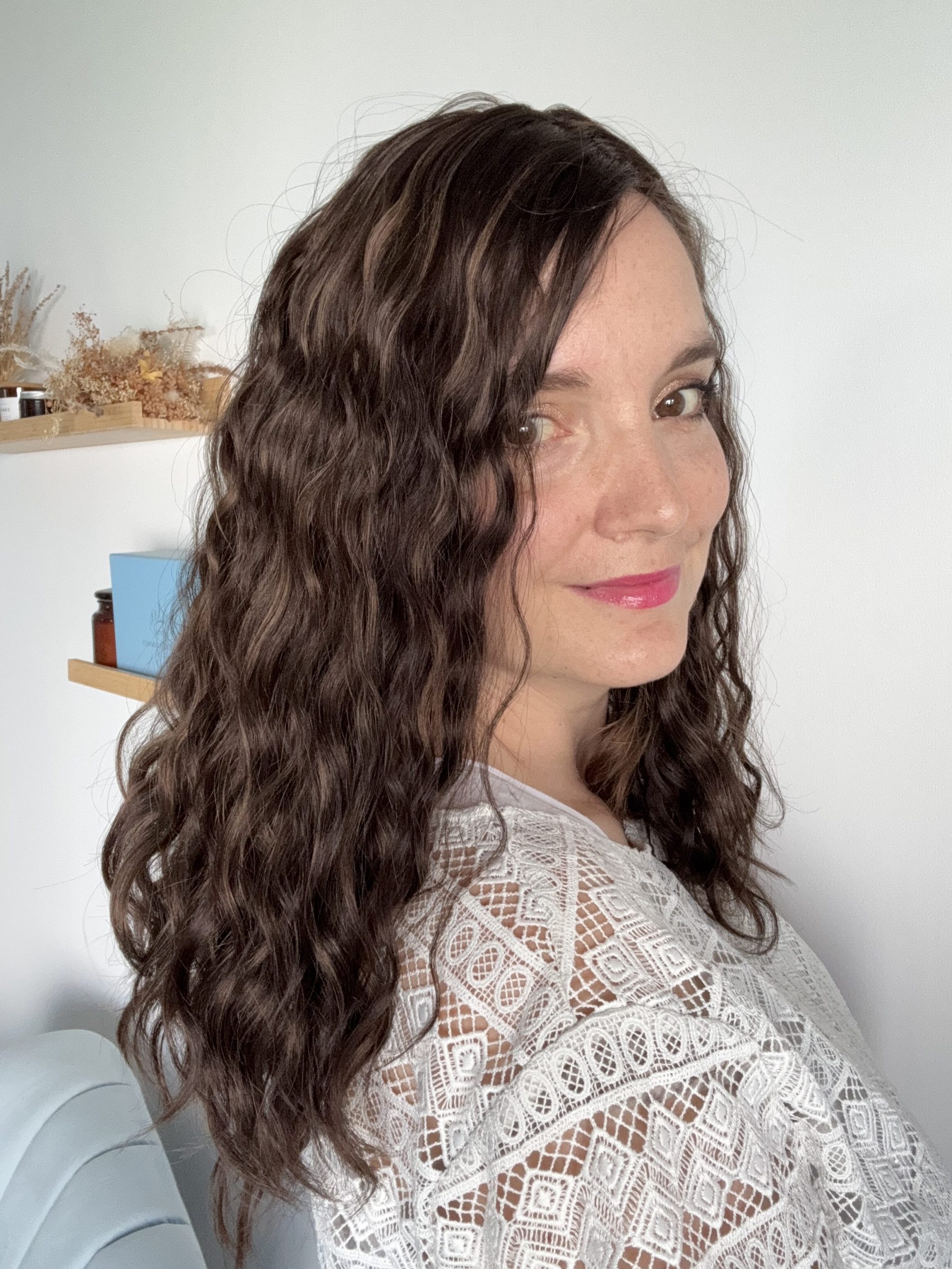 Topper castaño oscuro chocolate con ligeras mechas, en cabello natural brasileño. Solución caída de cabello, pérdida de cabello, cabello fino o escaso.