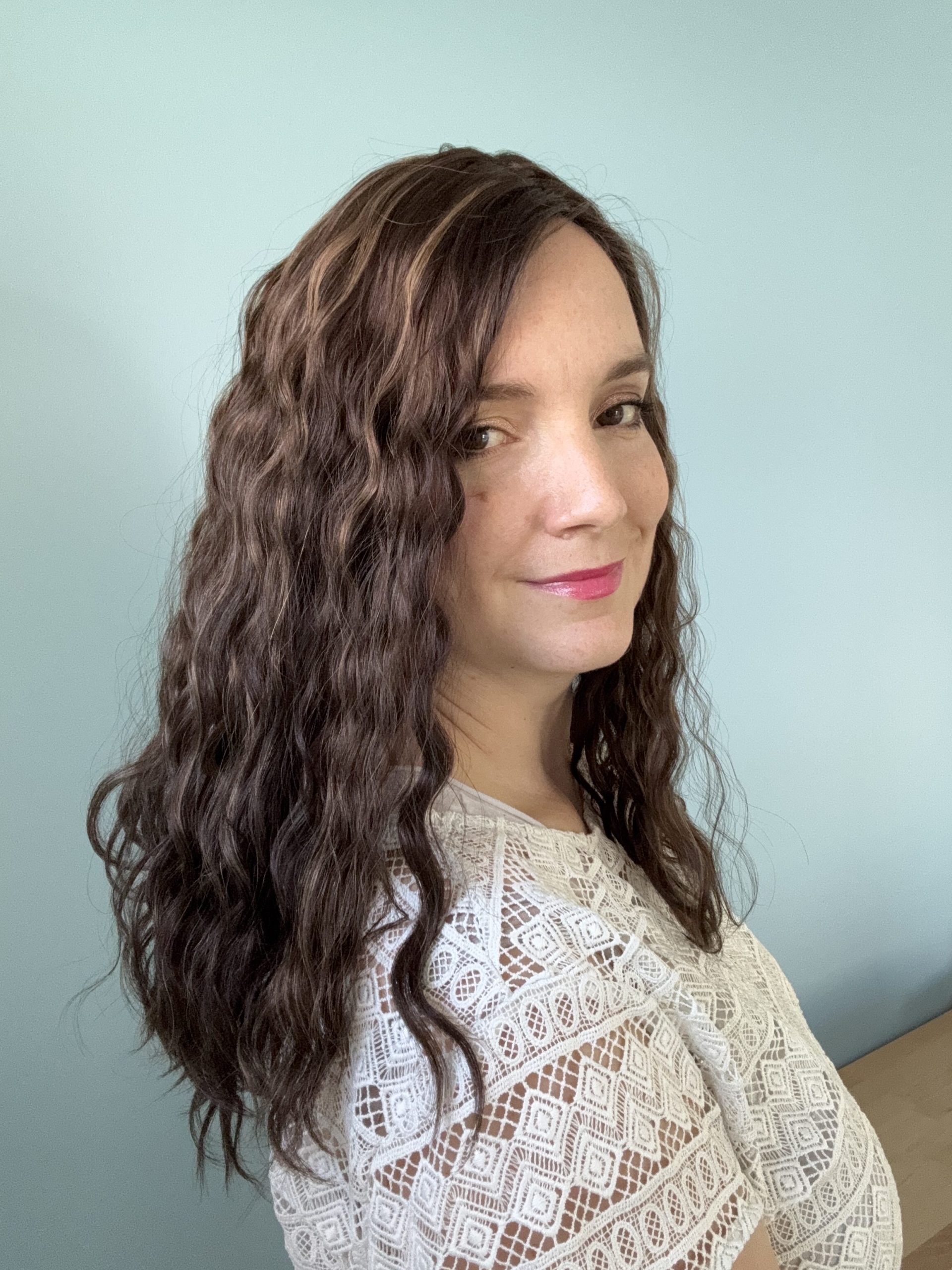 Topper castaño oscuro chocolate con ligeras mechas, en cabello natural brasileño. Solución caída de cabello, pérdida de cabello, cabello fino o escaso.