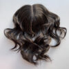 Volumateur capillaire chatain foncé aux légères mèches blondes, en cheveux naturels brésiliens. Solution chute de cheveux, perte de cheveux, cheveux fins ou clairsemés.