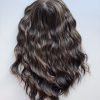 Volumateur capillaire chatain foncé chocolat avec de légères mèches, en cheveux naturels brésiliens. Solution chute de cheveux, perte de cheveux, cheveux fins ou clairsemés.