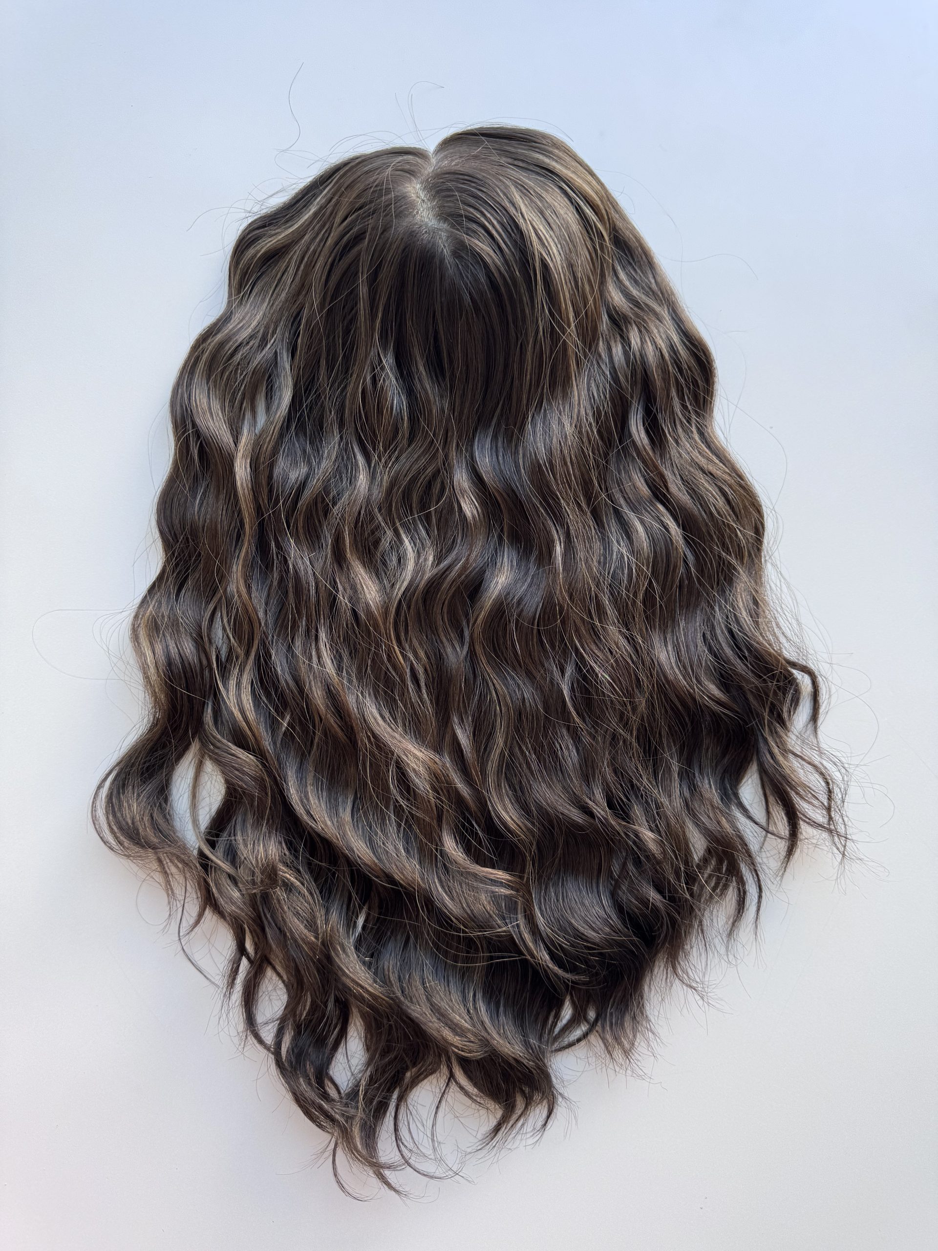 Haartopper donkerbruin chocolade met lichte highlights, in natuurlijk Braziliaans haar. Oplossing voor haaruitval, haarverlies, fijn of dun haar.