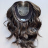 Volumateur capillaire chatain foncé aux légères mèches blondes, en cheveux naturels brésiliens. Solution chute de cheveux, perte de cheveux, cheveux fins ou clairsemés.