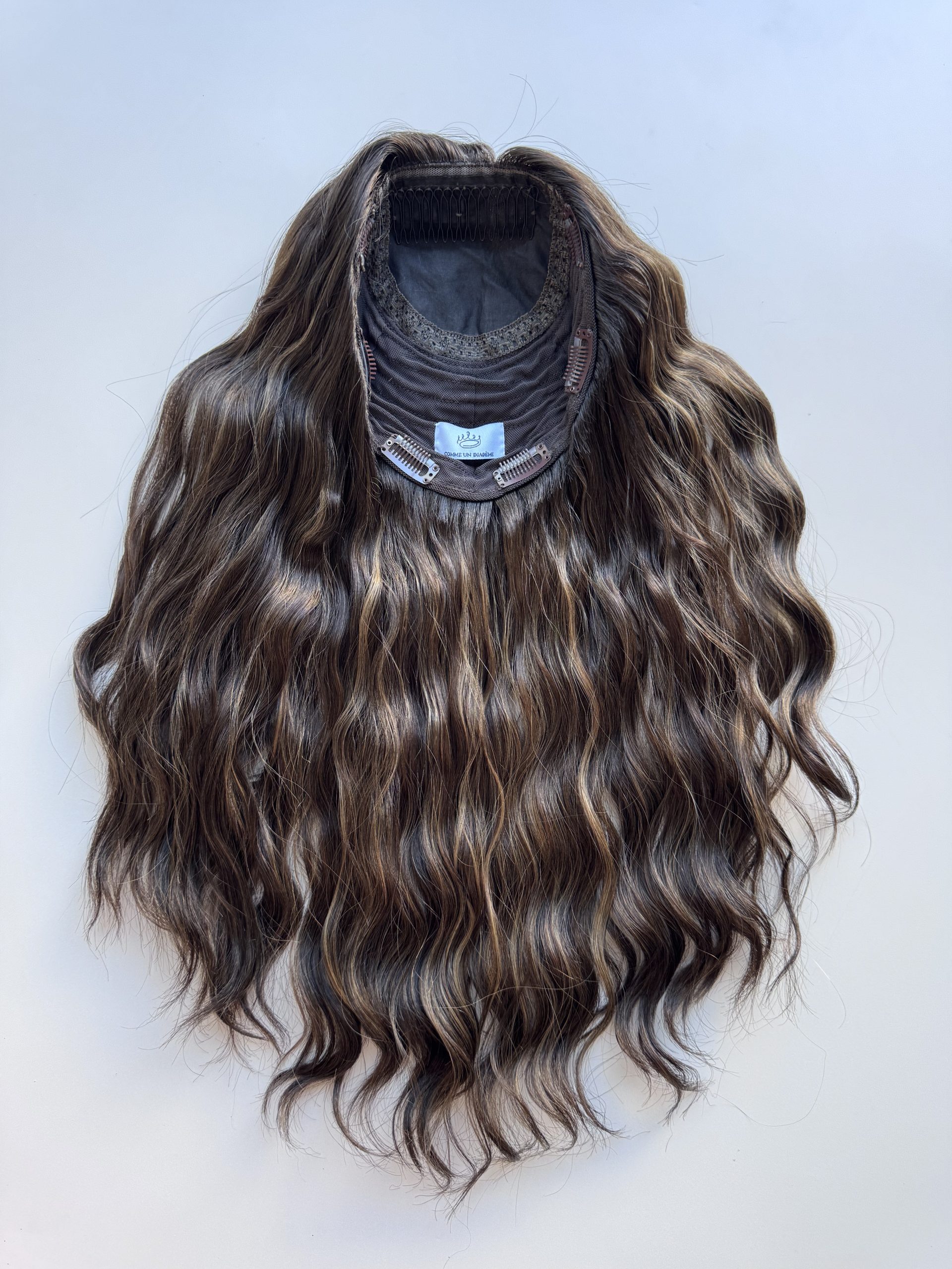 Haartopper donkerbruin chocolade met lichte highlights, in natuurlijk Braziliaans haar. Oplossing voor haaruitval, haarverlies, fijn of dun haar.