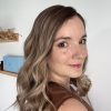 Volumateur capillaire light Emilia pour alopécie androgénétique, ombré chatain foncé avec longueurs blondes claires.