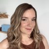 Volumateur capillaire light Emilia pour alopécie androgénétique, ombré chatain foncé avec longueurs blondes claires.