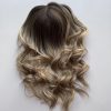 Volumateur capillaire light Emilia pour alopécie androgénétique, ombré chatain foncé avec longueurs blondes claires.