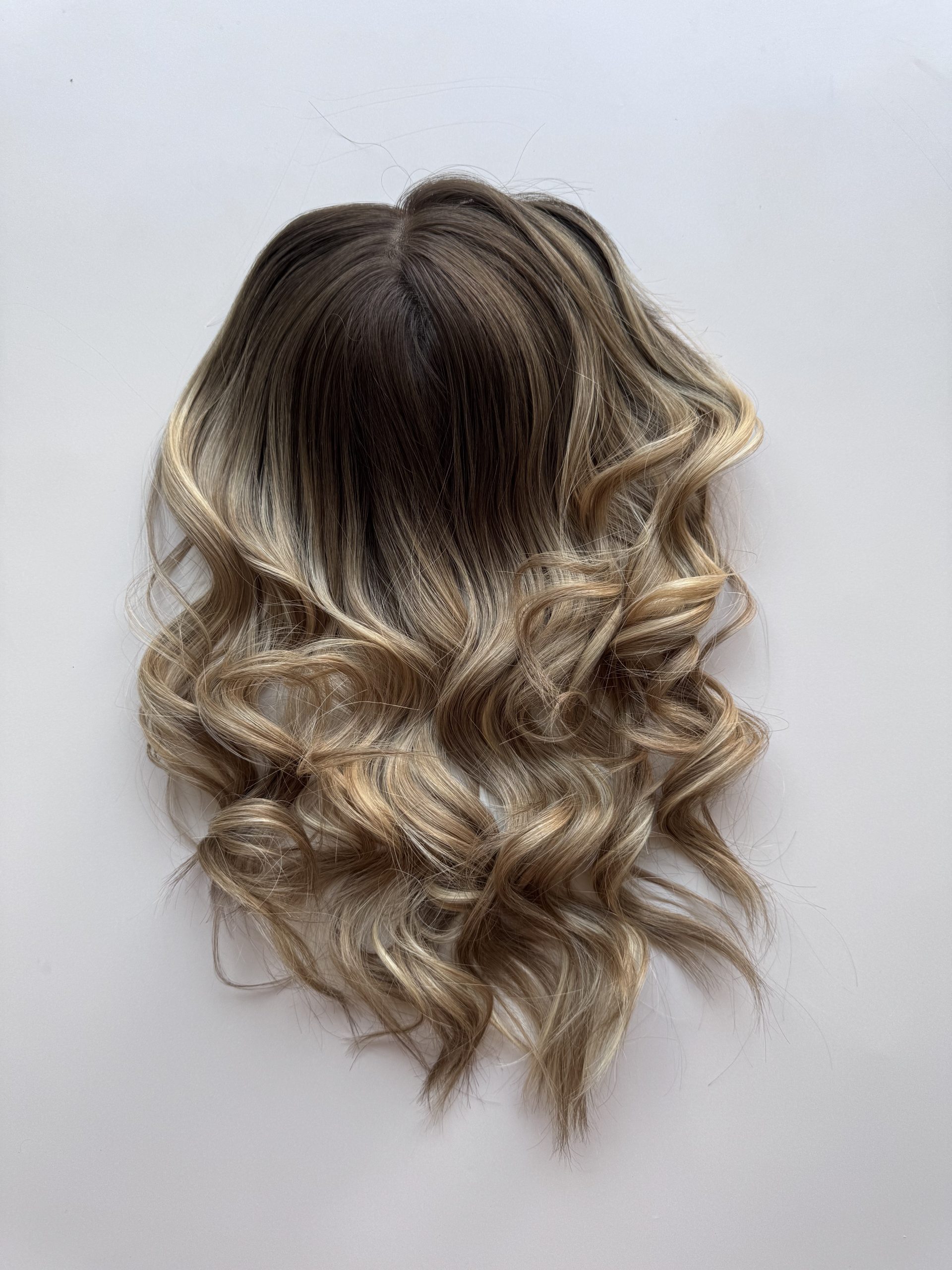 Volumateur capillaire light Emilia pour alopécie androgénétique, ombré chatain foncé avec longueurs blondes claires.