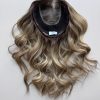 Volumateur capillaire light Emilia pour alopécie androgénétique, ombré chatain foncé avec longueurs blondes claires.