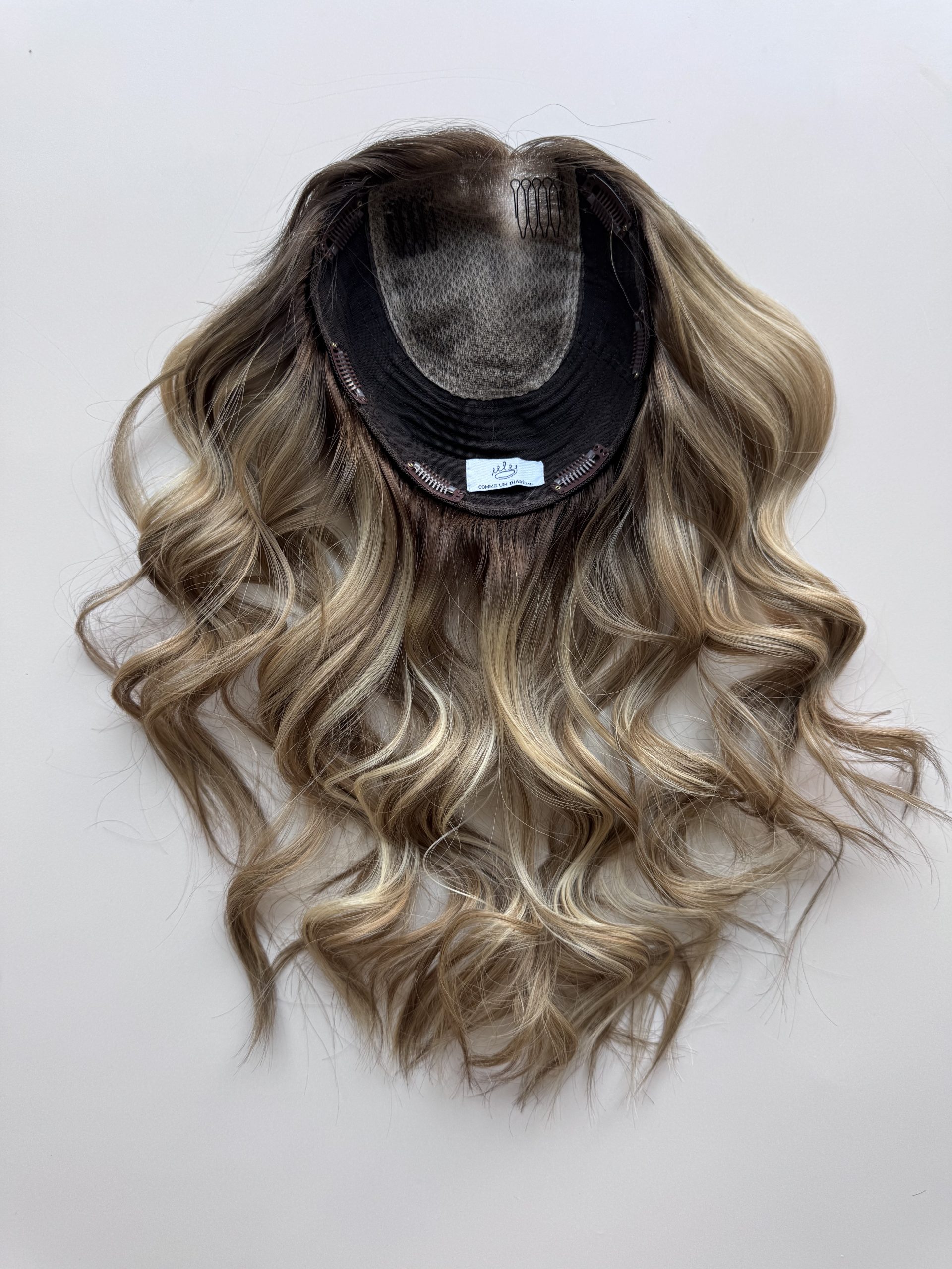Volumateur capillaire light Emilia pour alopécie androgénétique, ombré chatain foncé avec longueurs blondes claires.