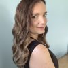 Volumateur capillaire Emilia pour alopécie androgénétique, ombré chatain foncé avec longueurs blondes claires.