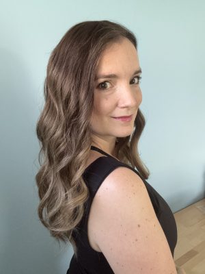 Volumateur capillaire Emilia pour alopécie androgénétique, ombré chatain foncé avec longueurs blondes claires.