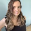 Volumateur capillaire Emilia pour alopécie androgénétique, ombré chatain foncé avec longueurs blondes claires.