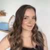 Volumateur capillaire Emilia pour alopécie androgénétique, ombré chatain foncé avec longueurs blondes claires.