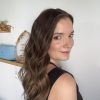 Volumateur capillaire Emilia pour alopécie androgénétique, ombré chatain foncé avec longueurs blondes claires.