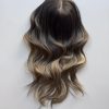 Volumateur capillaire Emilia pour alopécie androgénétique, ombré chatain foncé avec longueurs blondes claires.