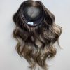 Volumateur capillaire Emilia pour alopécie androgénétique, ombré chatain foncé avec longueurs blondes claires.