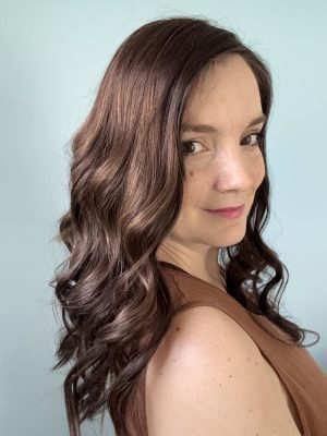 Volumateur capillaire Katie chatain foncé pour alopécie, cheveux fins et clairsemés. Solution perte de cheveux.