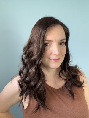 Volumateur capillaire Katie chatain foncé pour alopécie, cheveux fins et clairsemés. Solution perte de cheveux.