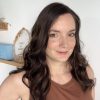 Volumateur capillaire Katie chatain foncé pour alopécie, cheveux fins et clairsemés. Solution perte de cheveux.