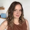 Volumateur capillaire Emilia pour alopécie androgénétique, ombré chatain foncé avec longueurs blondes claires.