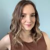 Volumateur capillaire Emilia pour alopécie androgénétique, ombré chatain foncé avec longueurs blondes claires.