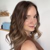 Volumateur capillaire Emilia pour alopécie androgénétique, ombré chatain foncé avec longueurs blondes claires.