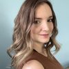 Volumateur capillaire Emilia pour alopécie androgénétique, ombré chatain foncé avec longueurs blondes claires.