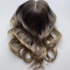 Volumateur capillaire Emilia pour alopécie androgénétique, ombré chatain foncé avec longueurs blondes claires.