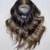 Volumateur capillaire Emilia pour alopécie androgénétique, ombré chatain foncé avec longueurs blondes claires.