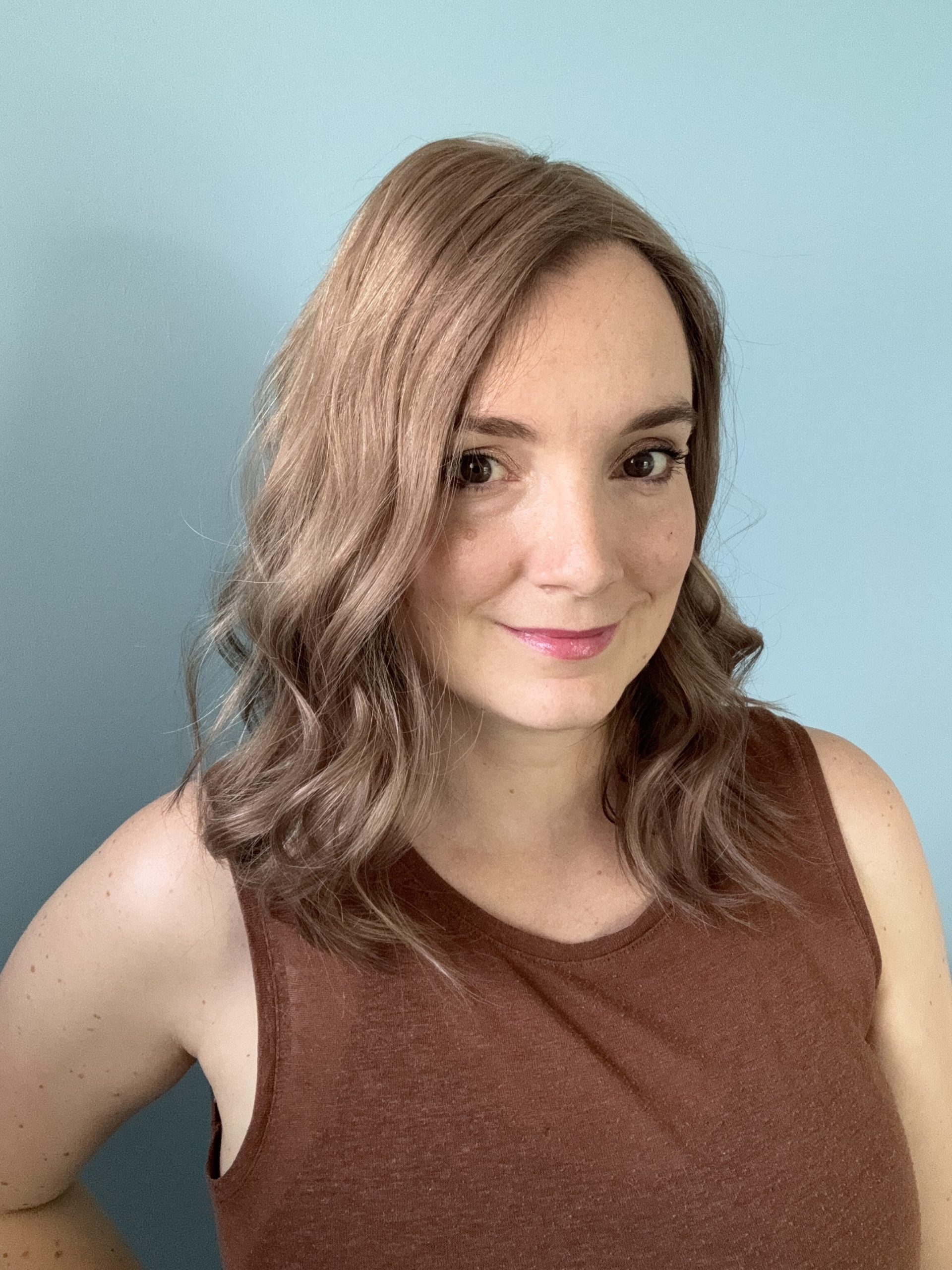Haarteil aus natürlichen, hellblonden, aschigen Haaren für Haarausfall, feines und dünnes Haar sowie Alopezie. Alopezie-Lösung.