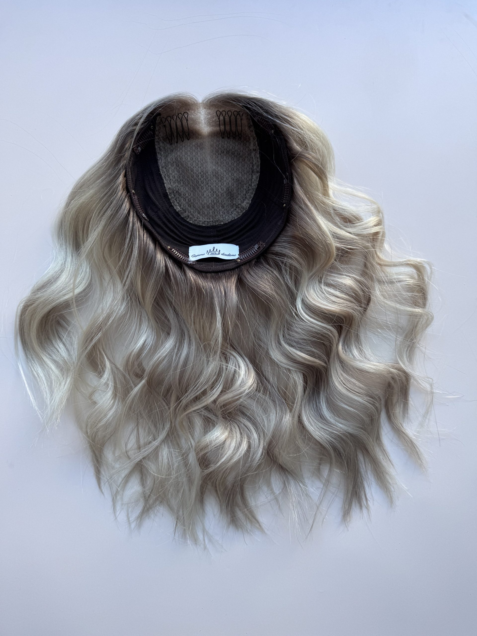 Volumateur capillaire en cheveux gris blanc pour densifier la chevelure en cas d'alopécie androgénétique ou perte de densité