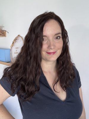 Wavy Dark Brown Hair Topper made of natural hair. Ideal for alopecia, fine and thinning hair or lack of density.