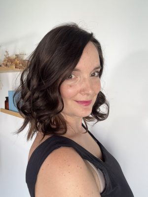 Volumateur capillaire Katie chatain foncé pour alopécie, cheveux fins et clairsemés. Solution perte de cheveux.