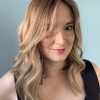 Volumateur capillaire light Emilia pour alopécie androgénétique, ombré chatain foncé avec longueurs blondes claires.