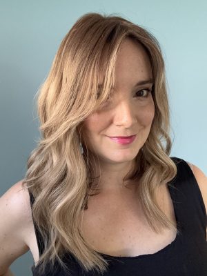 Volumateur capillaire light Emilia pour alopécie androgénétique, ombré chatain foncé avec longueurs blondes claires.