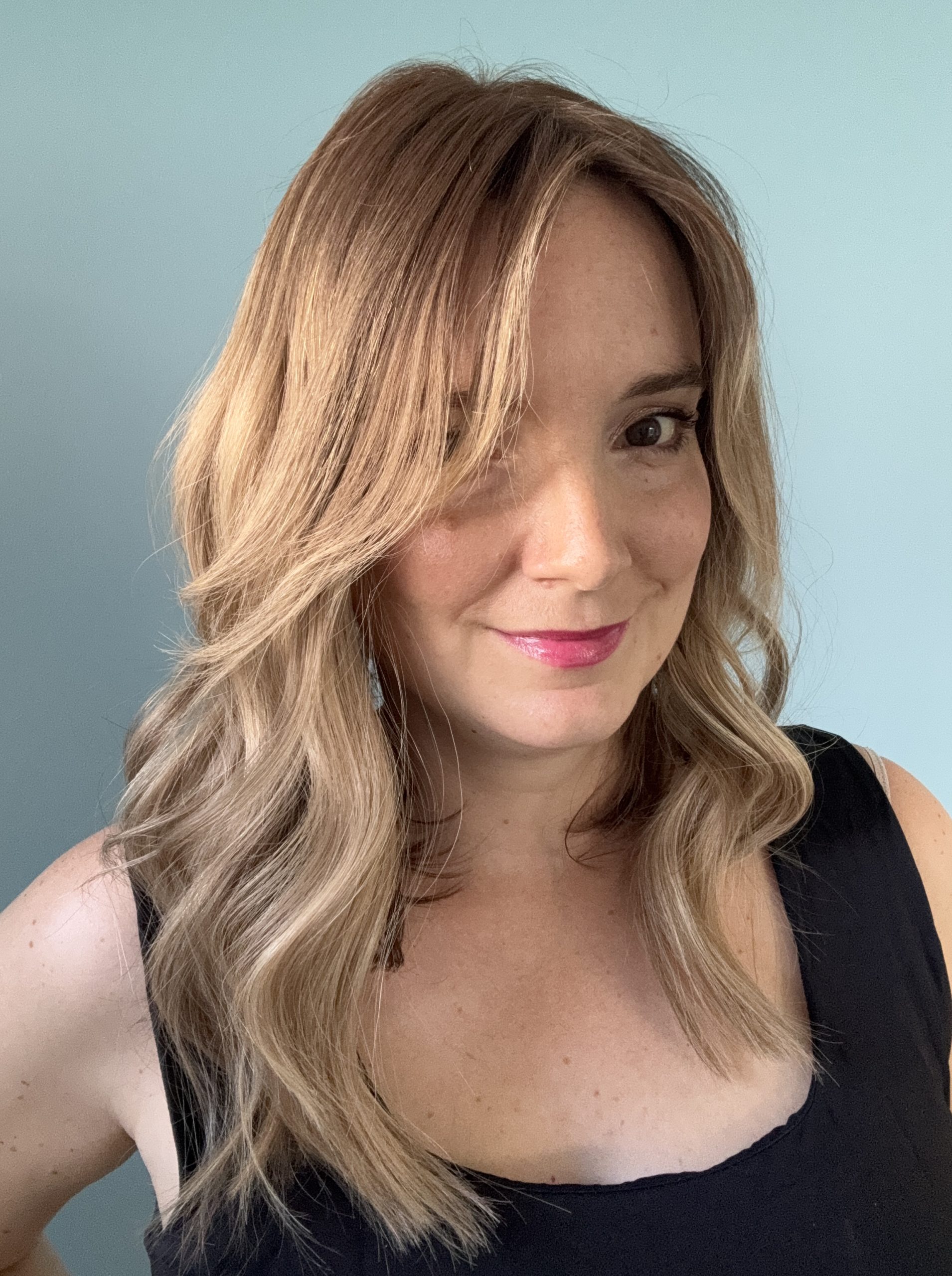 Volumateur capillaire light Emilia pour alopécie androgénétique, ombré chatain foncé avec longueurs blondes claires.