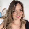 Volumateur capillaire light Emilia pour alopécie androgénétique, ombré chatain foncé avec longueurs blondes claires.